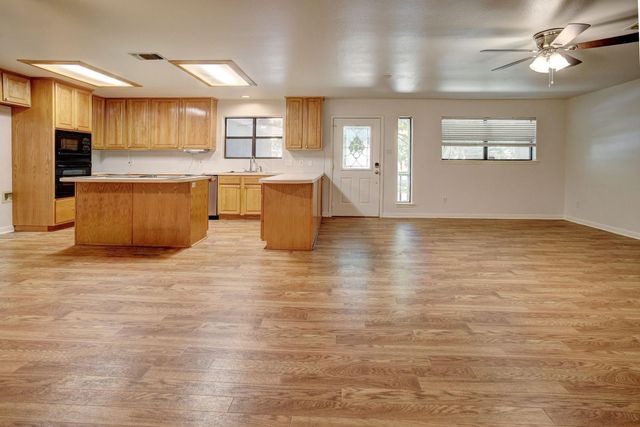 504 Leah LN, Smithville, TX 78957