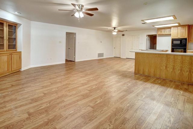 504 Leah LN, Smithville, TX 78957