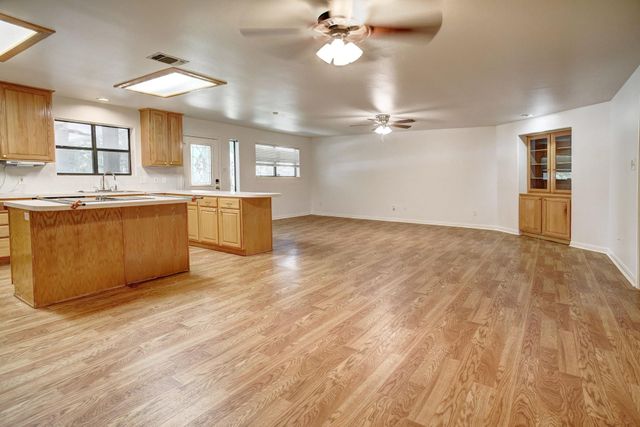 504 Leah LN, Smithville, TX 78957