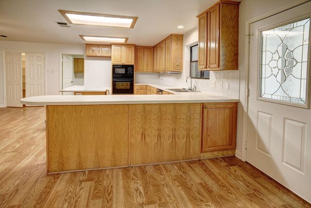 504 Leah LN, Smithville, TX 78957