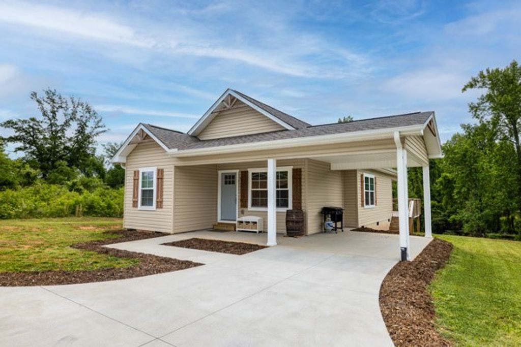 611 S Walnut Street, Seneca, SC 29678