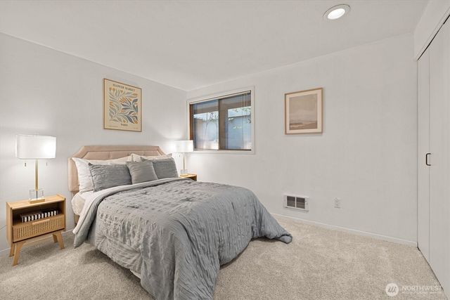 2253 Gilman Drive W #104, Seattle, WA 98119