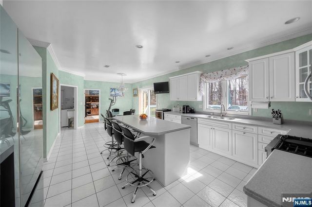 6 Breanne Court, East Hanover Twp, NJ 07936