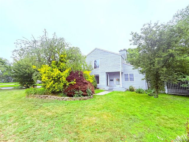 523 Hellwig Lane, West Islip, NY 11795
