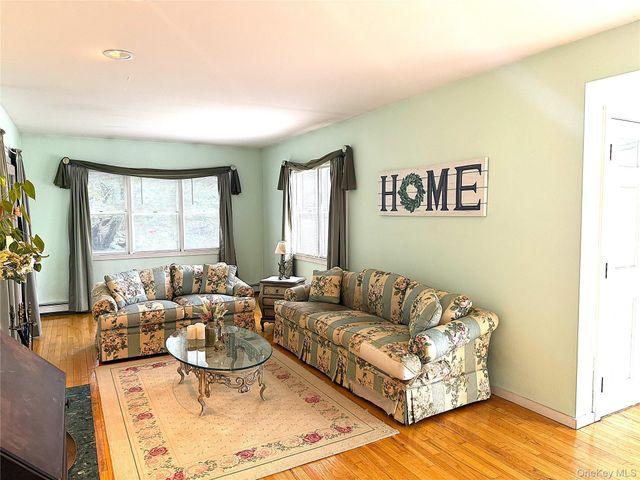 523 Hellwig Lane, West Islip, NY 11795