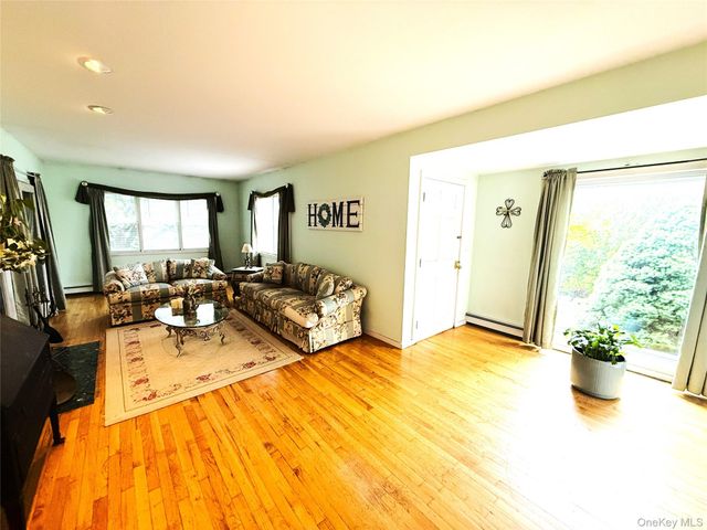 523 Hellwig Lane, West Islip, NY 11795