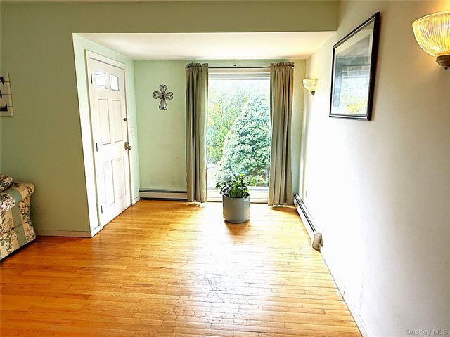 523 Hellwig Lane, West Islip, NY 11795