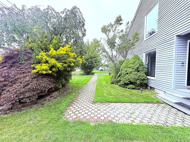 523 Hellwig Lane, West Islip, NY 11795
