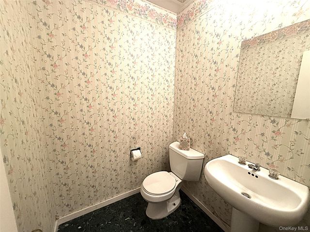 523 Hellwig Lane, West Islip, NY 11795