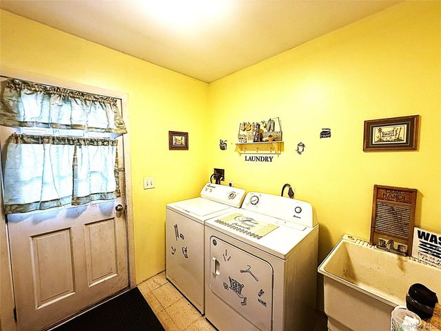 523 Hellwig Lane, West Islip, NY 11795