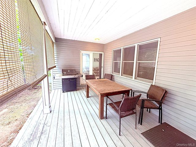 523 Hellwig Lane, West Islip, NY 11795