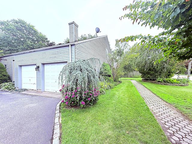 523 Hellwig Lane, West Islip, NY 11795
