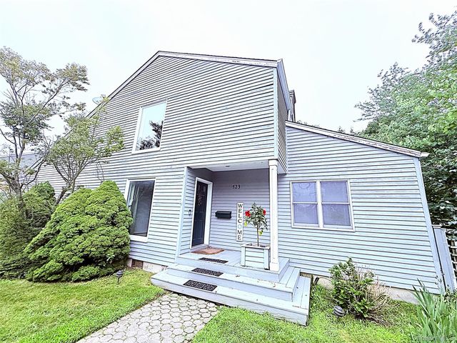 523 Hellwig Lane, West Islip, NY 11795