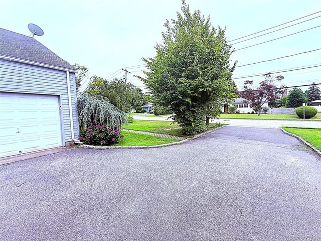 523 Hellwig Lane, West Islip, NY 11795