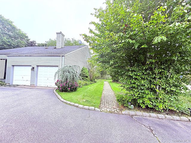 523 Hellwig Lane, West Islip, NY 11795