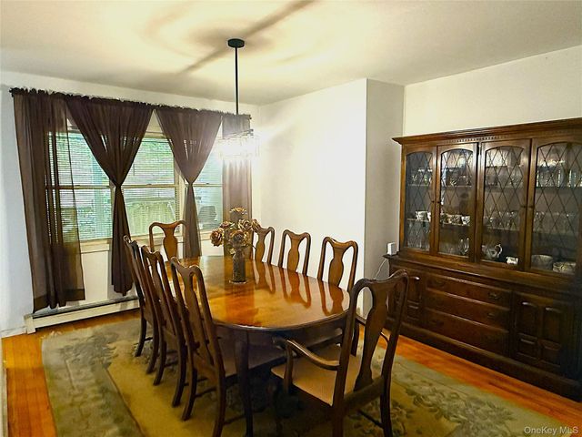 523 Hellwig Lane, West Islip, NY 11795