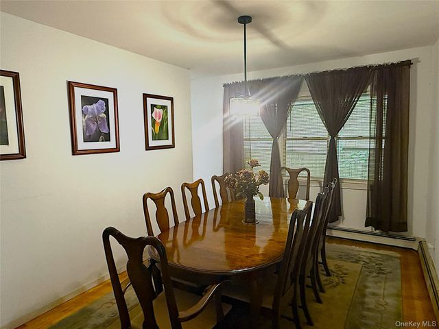 523 Hellwig Lane, West Islip, NY 11795
