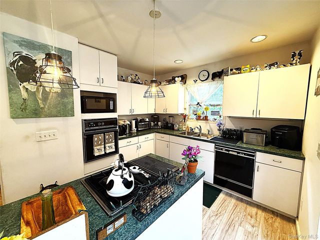 523 Hellwig Lane, West Islip, NY 11795
