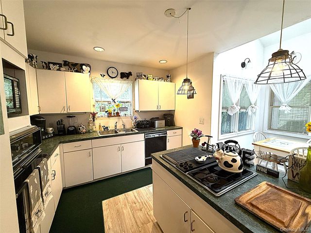 523 Hellwig Lane, West Islip, NY 11795
