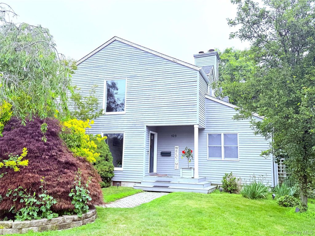 523 Hellwig Lane, West Islip, NY 11795