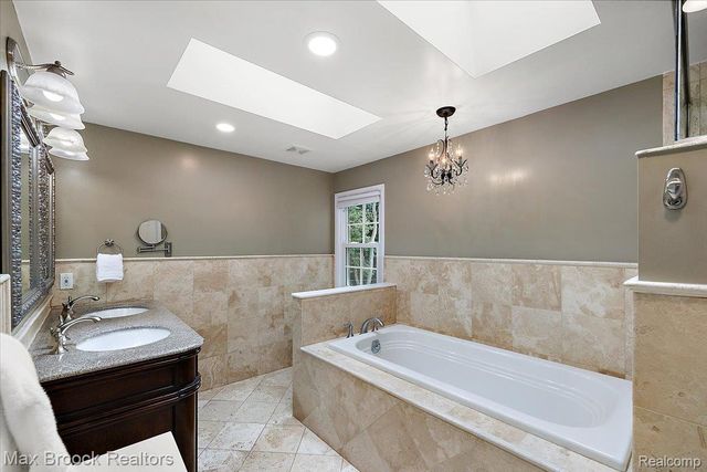 545 Whitehall Road, Bloomfield Hills, MI 48304