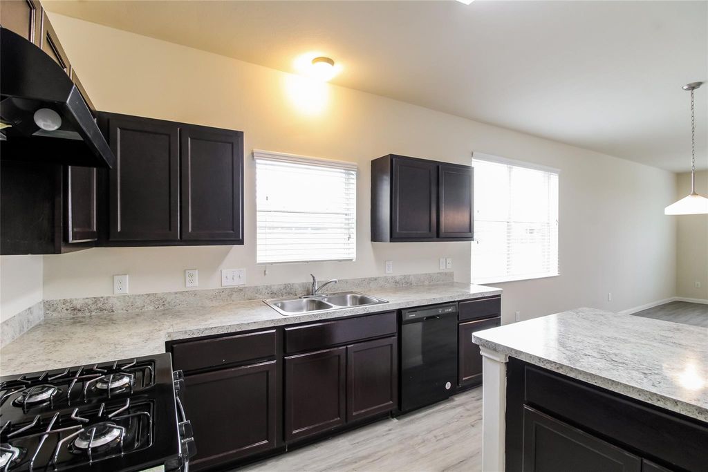 9 Lavida Court, Manvel, TX 77578