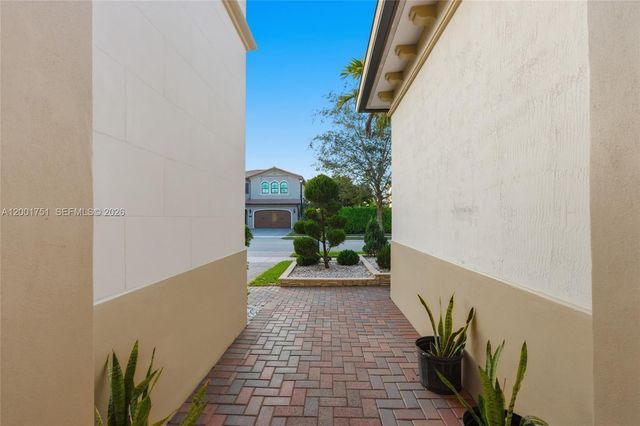 9220 E Meridian Dr, Parkland, FL 33076
