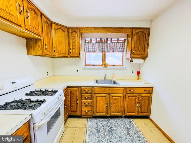 3234 E THOMPSON ST, Philadelphia, PA 19134