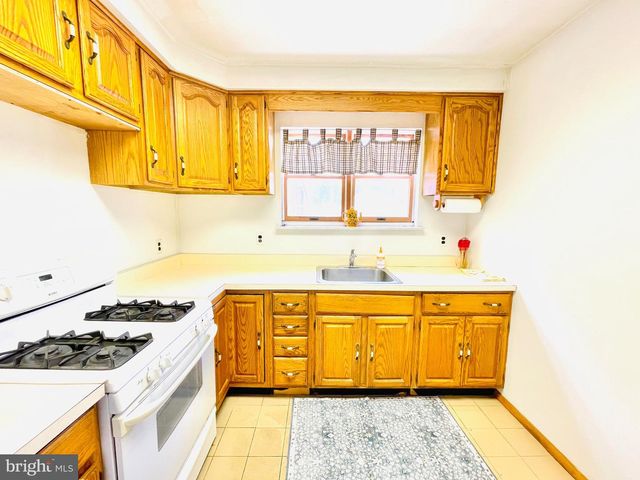 3234 E THOMPSON ST, Philadelphia, PA 19134