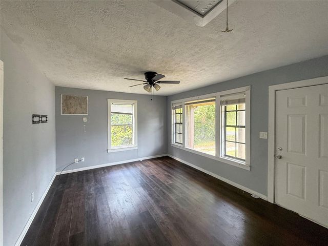 3051 W Crockett Street, Beaumont, TX 77701