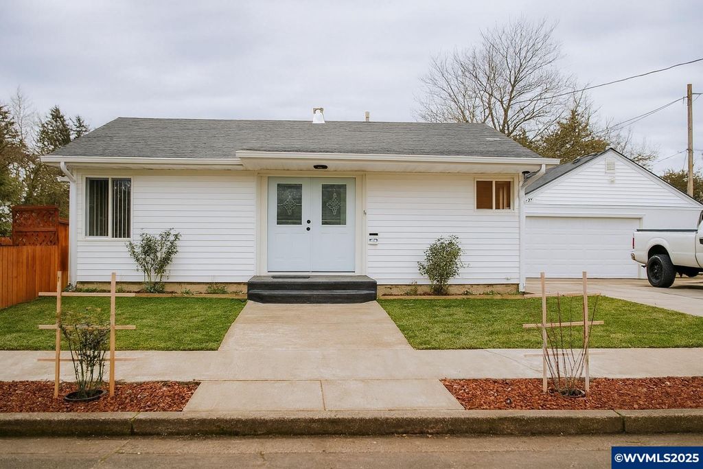 Image 1 of property listing at 913 6th Av, Sweet Home, OR 97386