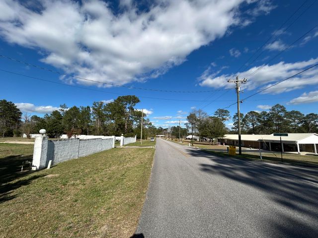 327 Ten Lake Drive, Defuniak Springs, FL 32433
