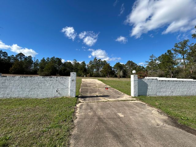 327 Ten Lake Drive, Defuniak Springs, FL 32433