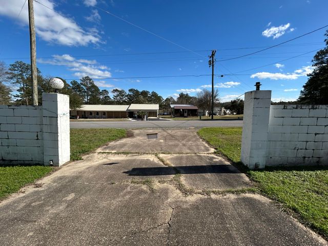 327 Ten Lake Drive, Defuniak Springs, FL 32433