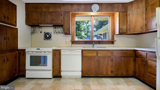 12 SEVEN OAKS LN, Ewing, NJ 08628
