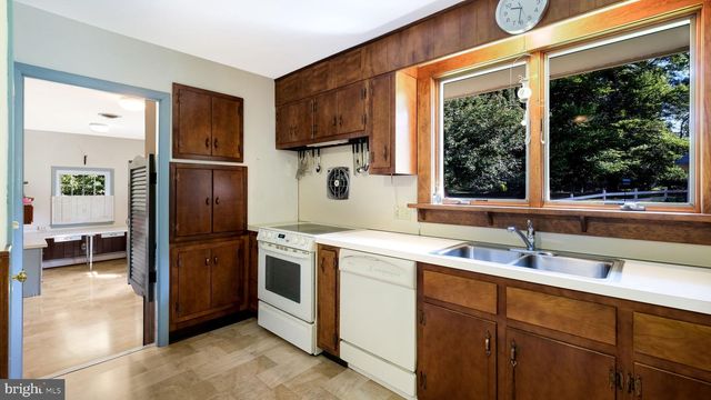 12 SEVEN OAKS LN, Ewing, NJ 08628