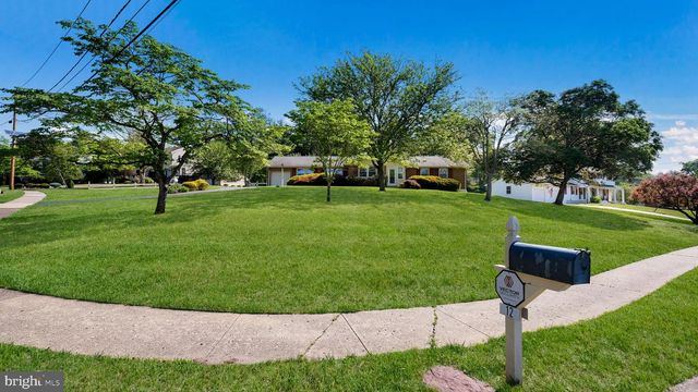 12 SEVEN OAKS LN, Ewing, NJ 08628