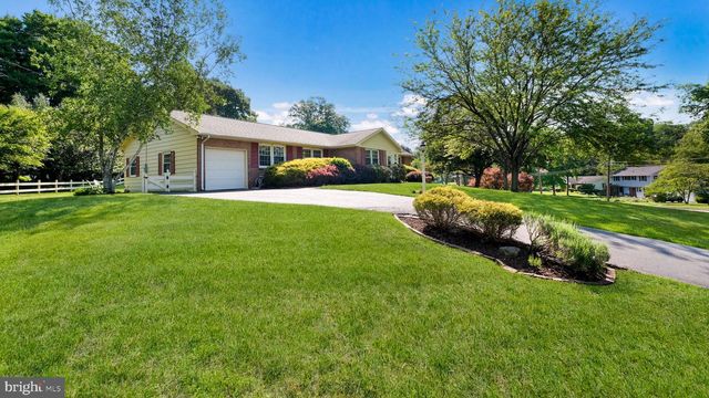 12 SEVEN OAKS LN, Ewing, NJ 08628