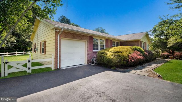 12 SEVEN OAKS LN, Ewing, NJ 08628