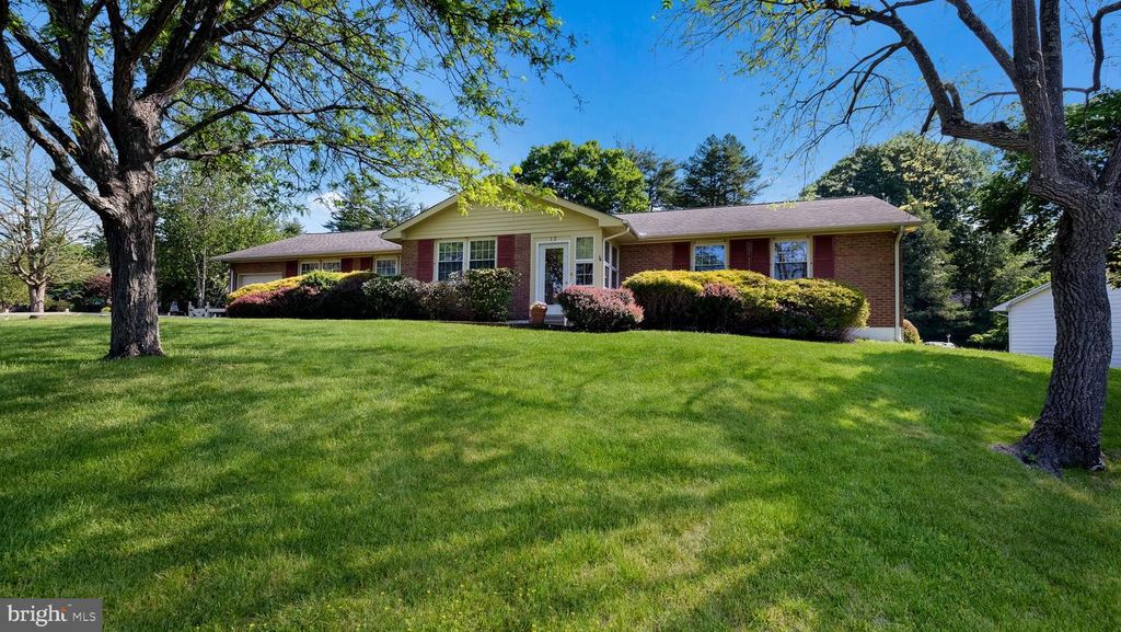 12 SEVEN OAKS LN, Ewing, NJ 08628