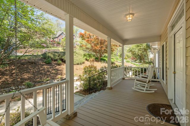 4 BEN HOGAN Drive, Hendersonville, NC 28739