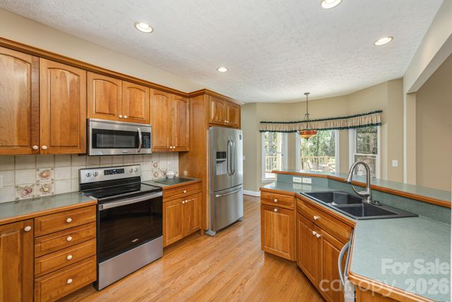 4 BEN HOGAN Drive, Hendersonville, NC 28739