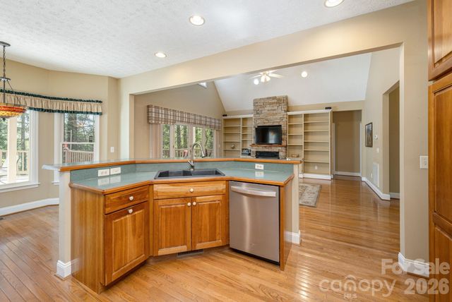 4 BEN HOGAN Drive, Hendersonville, NC 28739