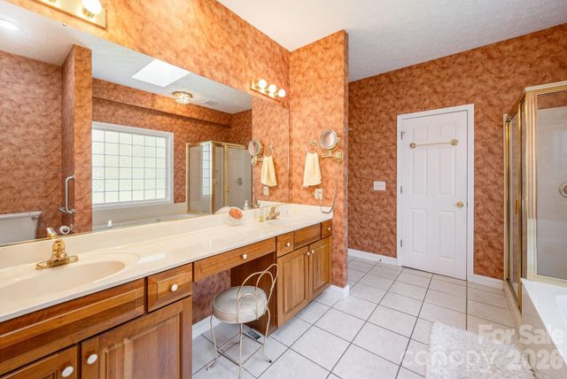 4 BEN HOGAN Drive, Hendersonville, NC 28739