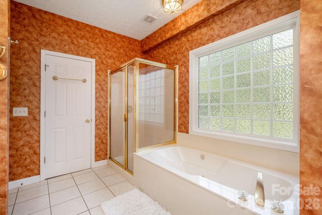 4 BEN HOGAN Drive, Hendersonville, NC 28739