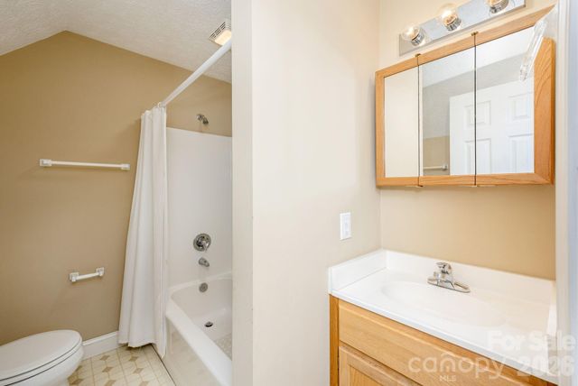 4 BEN HOGAN Drive, Hendersonville, NC 28739