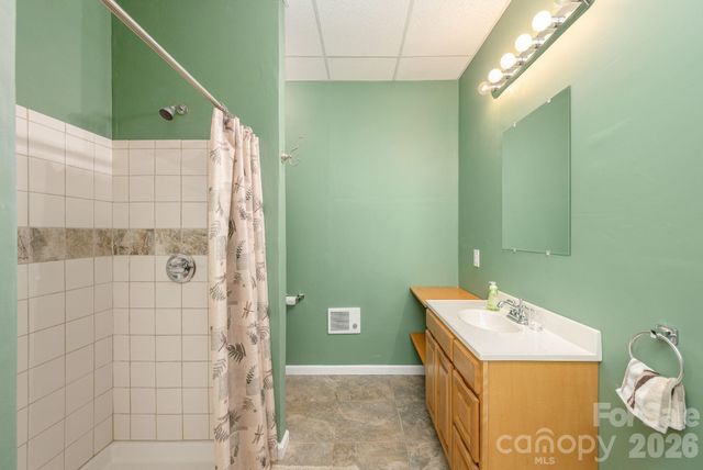 4 BEN HOGAN Drive, Hendersonville, NC 28739