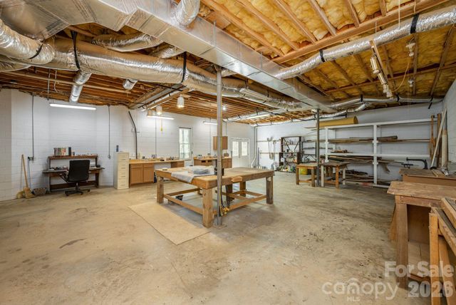 4 BEN HOGAN Drive, Hendersonville, NC 28739