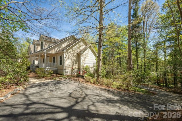 4 BEN HOGAN Drive, Hendersonville, NC 28739