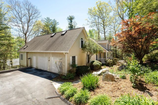 4 BEN HOGAN Drive, Hendersonville, NC 28739